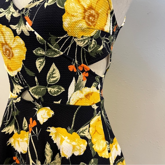 Soprano sleeveless Floral stretchy‎ Mini Dress size extra small with cut outs - Picture 3 of 11